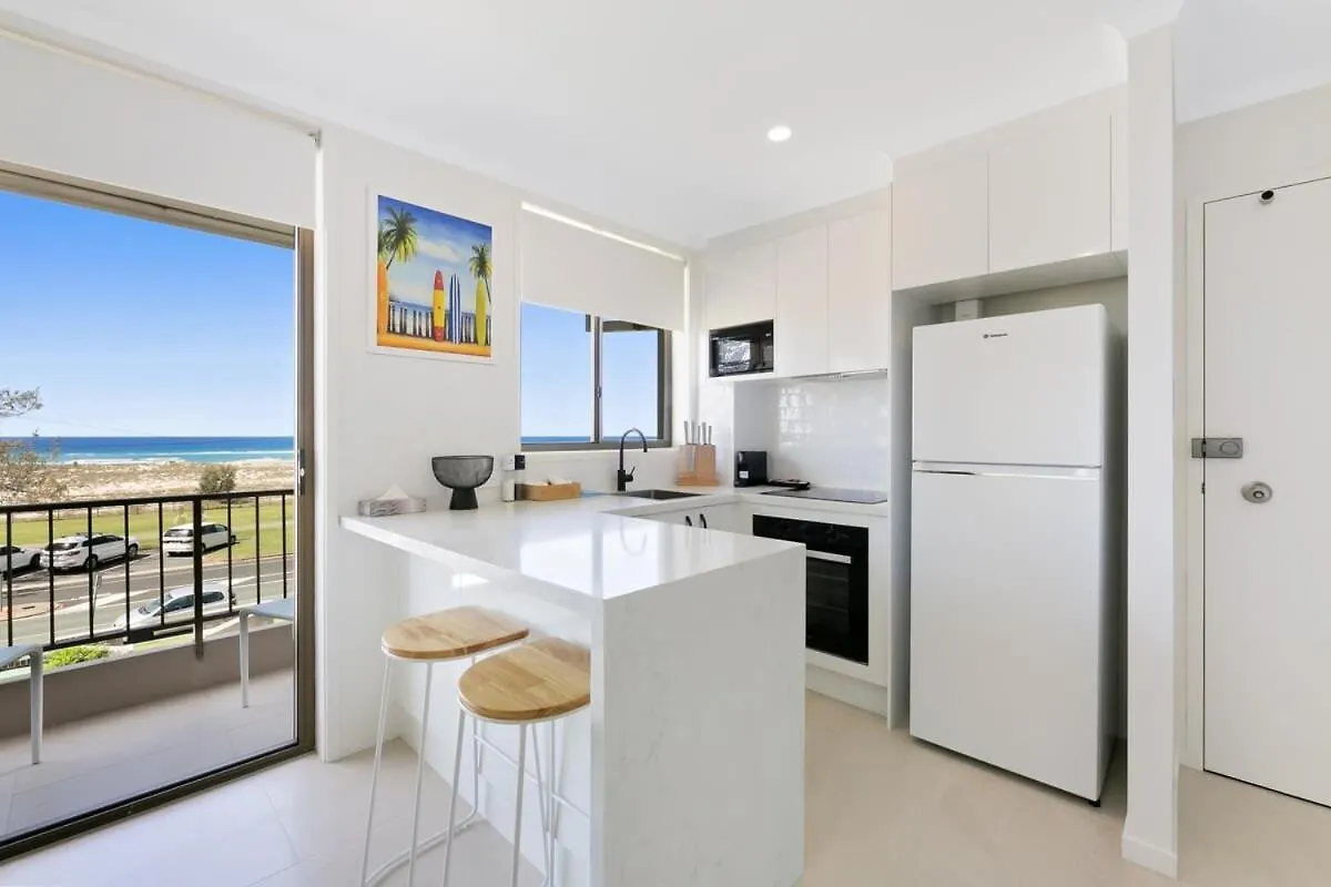 Beachfront With Balcony & Stunning Views Apartment Gold Coast