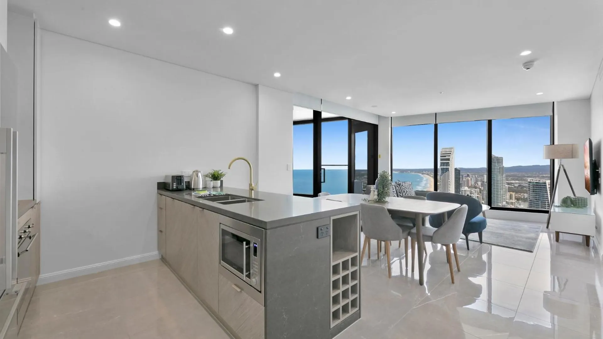 Oceanfront 2-bed With Spectacular View, Pool & Gym Apartment