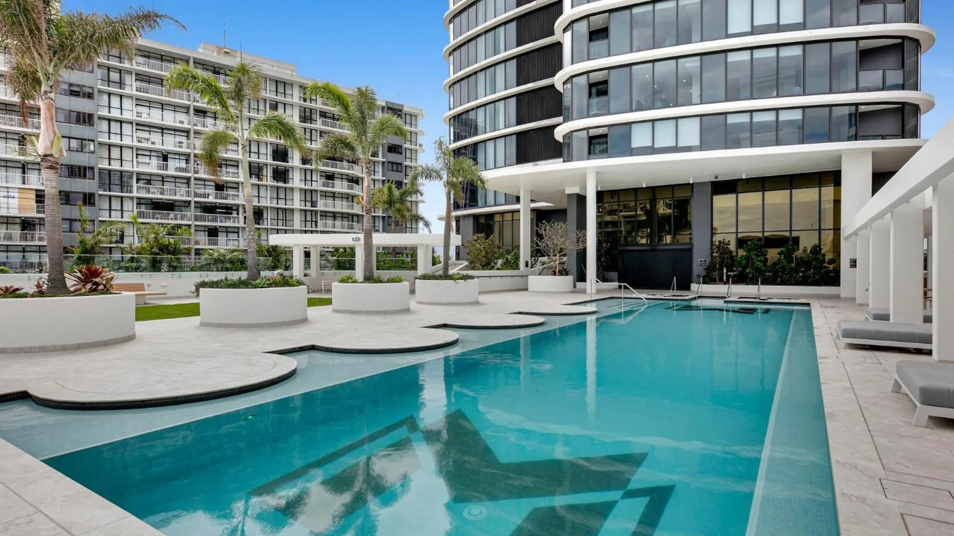Oceanfront 2-bed With Spectacular View, Pool & Gym *