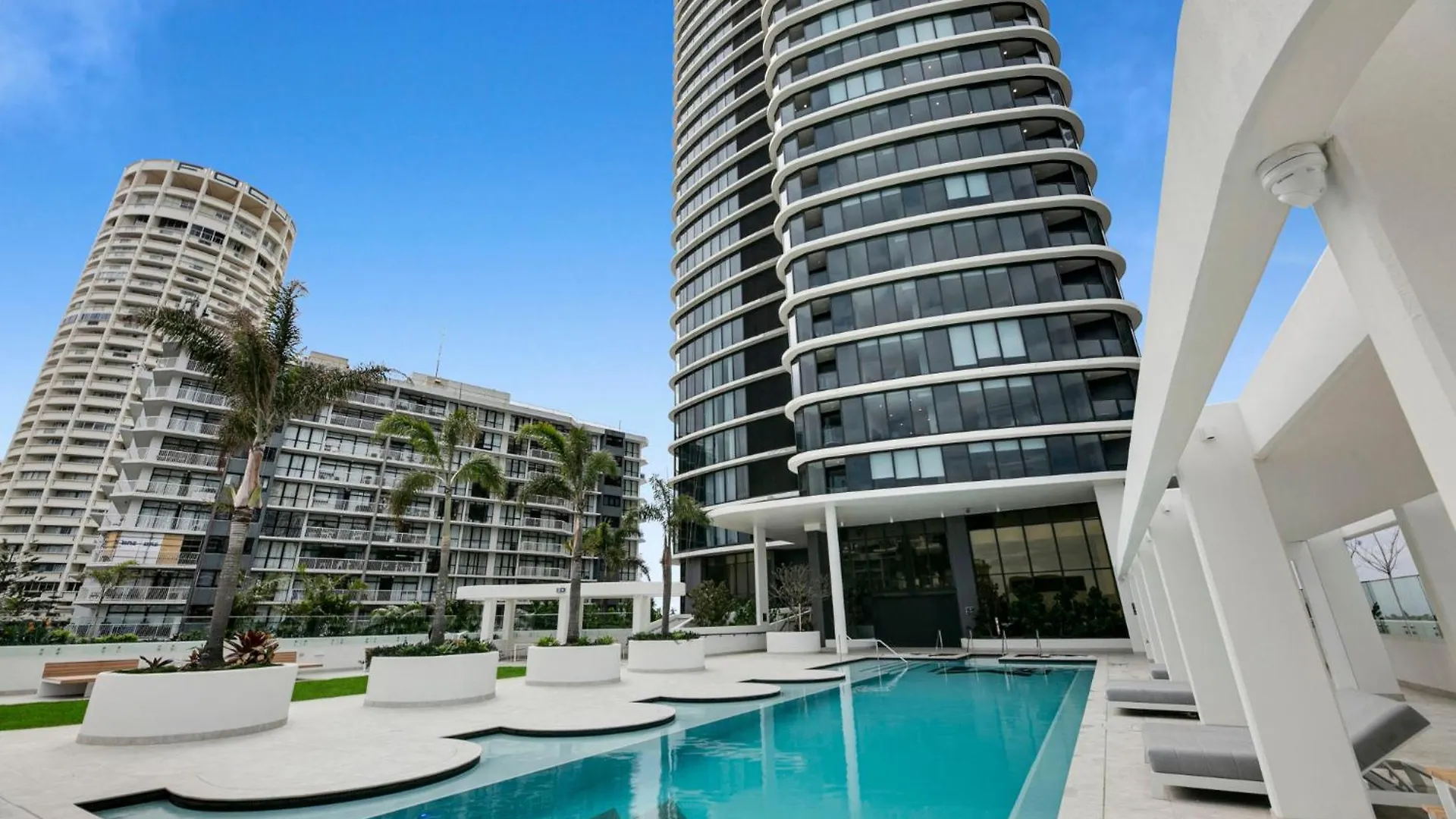 Oceanfront 2-bed With Spectacular View, Pool & Gym
