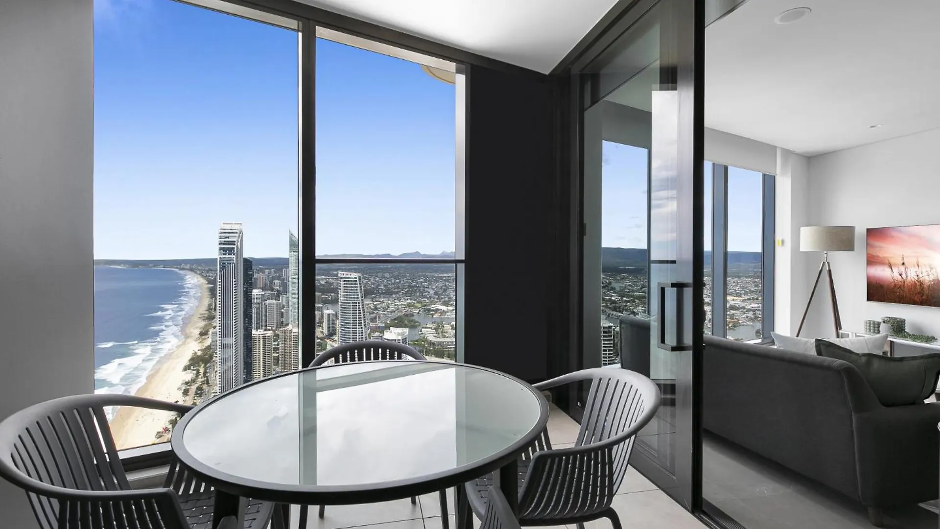Oceanfront 2-bed With Spectacular View, Pool & Gym Apartment *