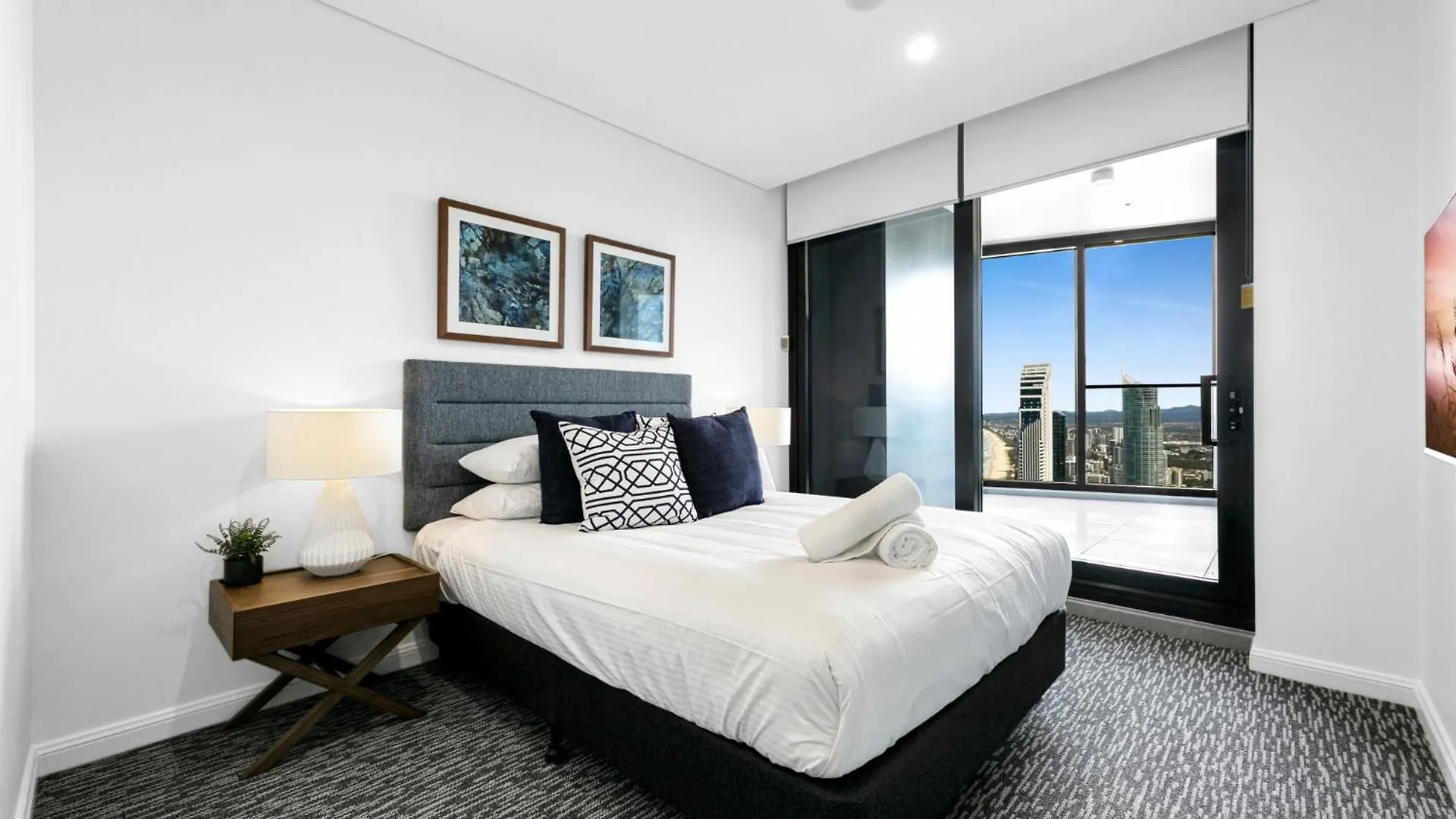 Apartment Oceanfront 2-bed With Spectacular View, Pool & Gym