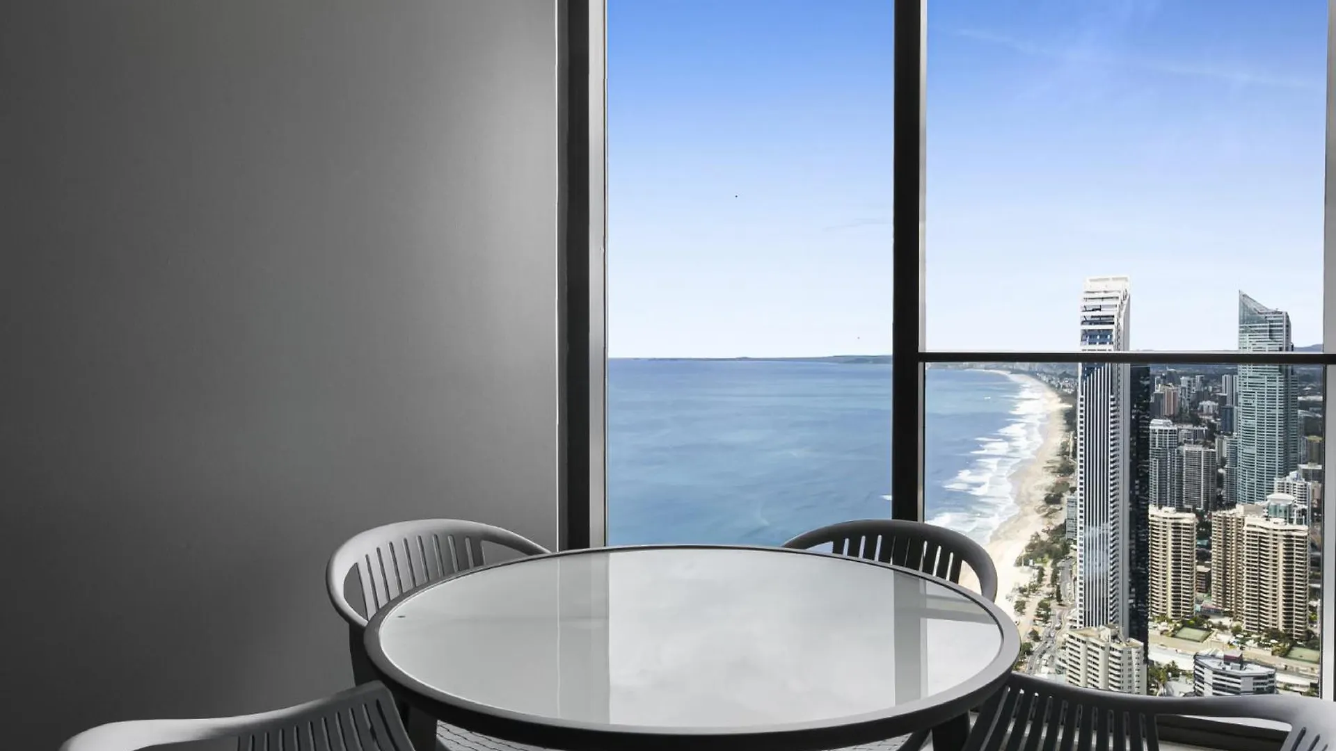 Oceanfront 2-bed With Spectacular View, Pool & Gym Apartment *
