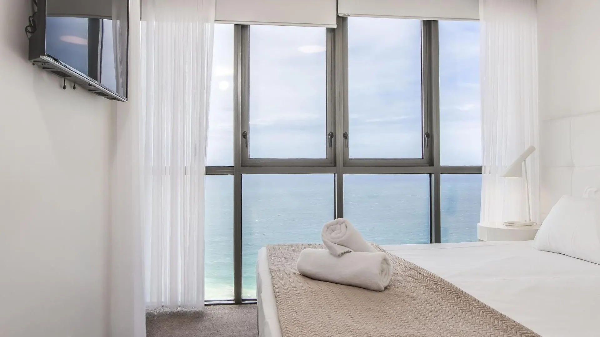 Apartment Premium Oceanfront Unit At Rhapsody Surfers Paradise *