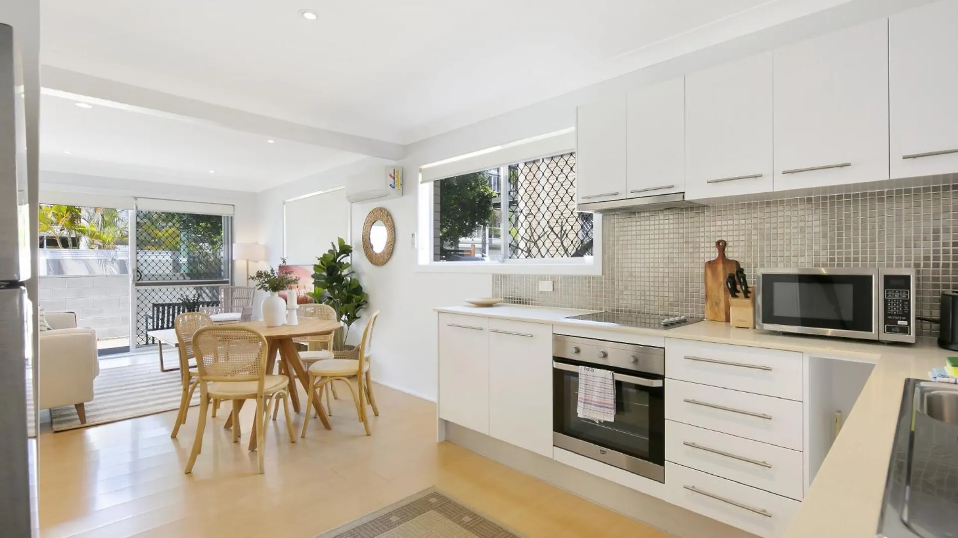 Ground Floor 2-bed Mermaid Pad With Parking * Gold Coast