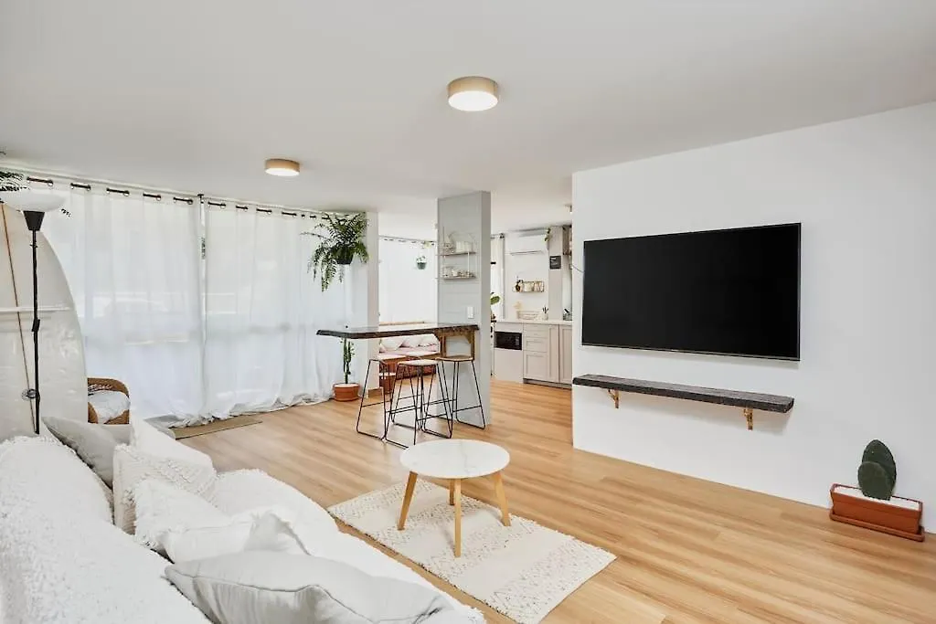 A Surfers Dream Apartment *