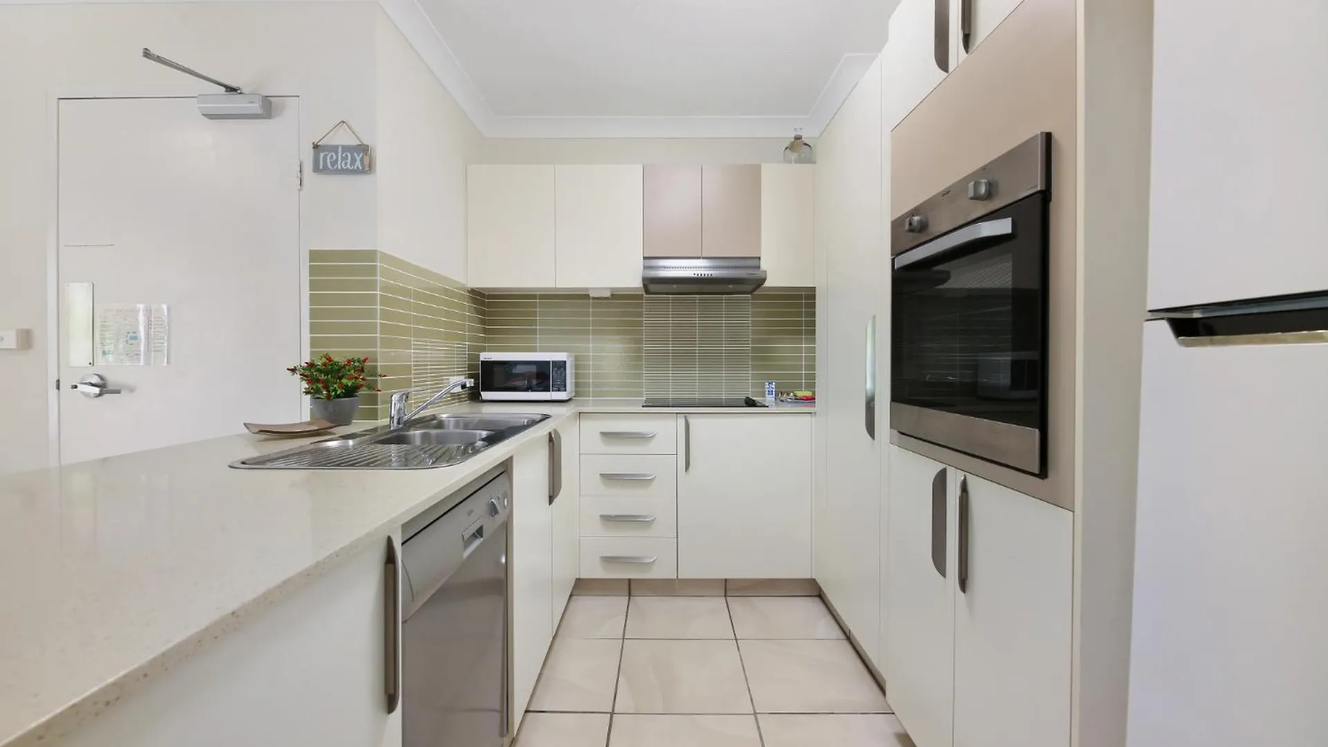 Apartman Beachside 2-bed With Parking, Pool, & Bbq *