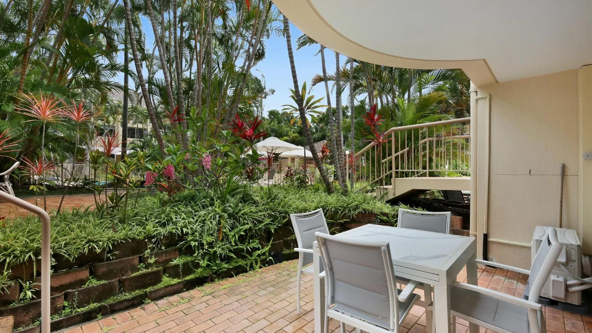 Beachside 2-bed With Parking, Pool, & Bbq Apartman Gold Coast