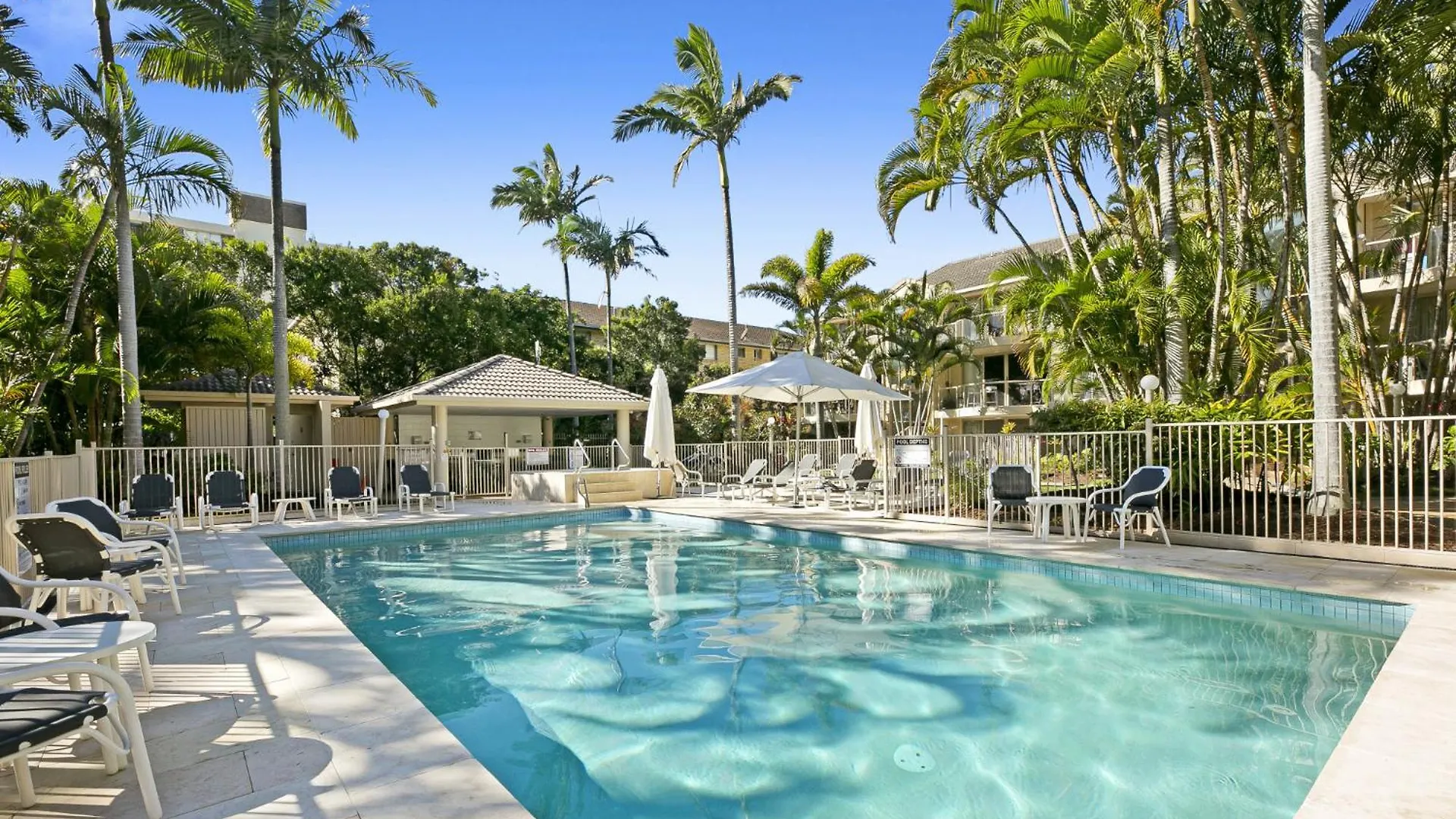 Beachside 2-bed With Parking, Pool, & Bbq
