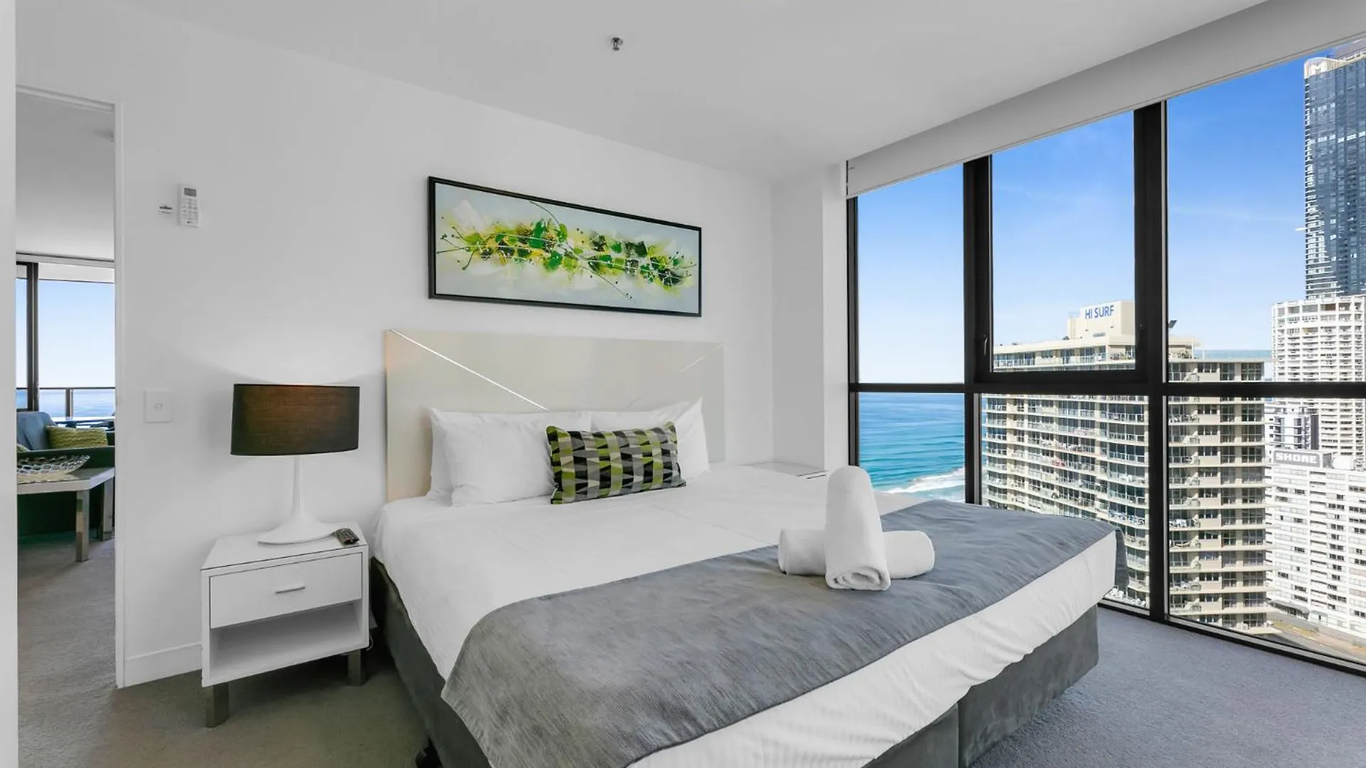 Wonderful 2-bed With Pool, Gym & Scenic Views Apartment *