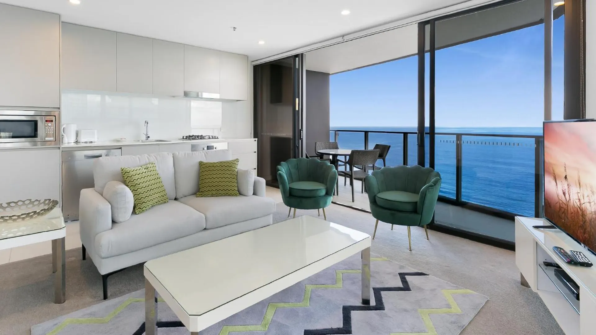 Wonderful 2-bed With Pool, Gym & Scenic Views Gold Coast