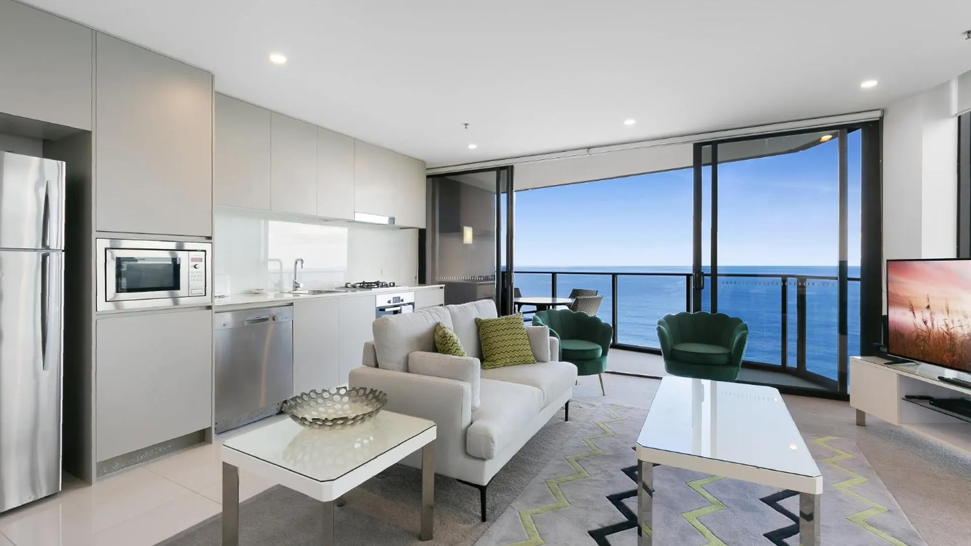 Wonderful 2-bed With Pool, Gym & Scenic Views *