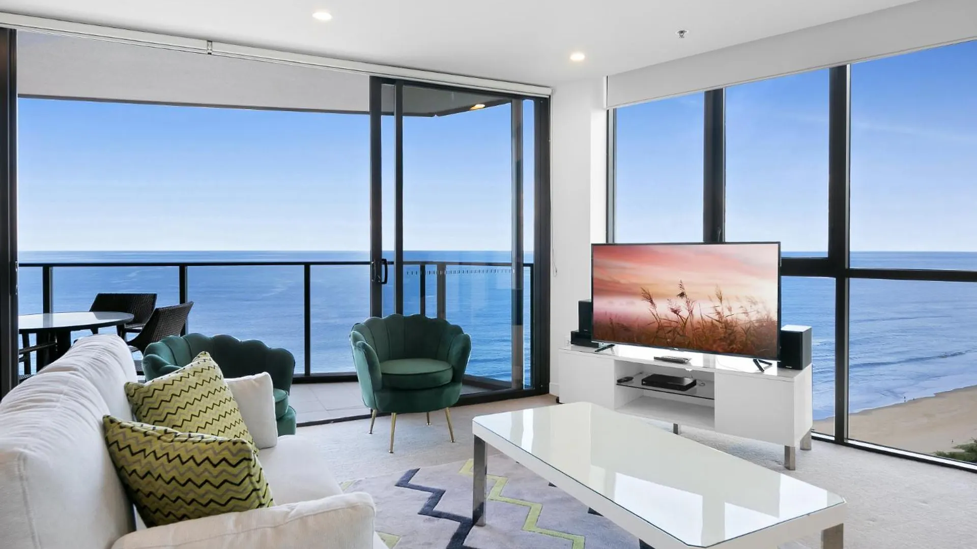 Wonderful 2-bed With Pool, Gym & Scenic Views * Gold Coast