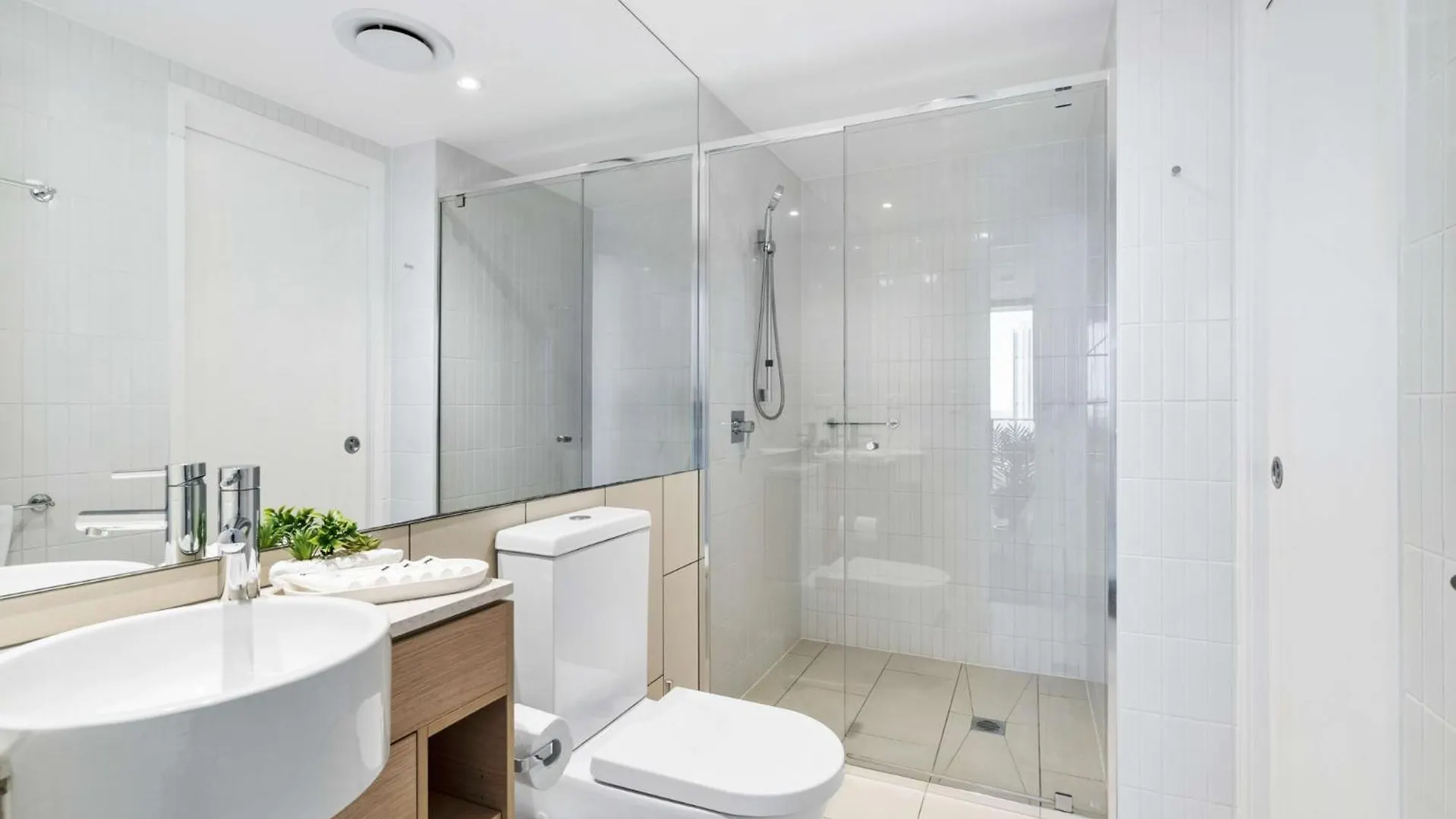 Apartment Elegant 2-bed With Stunning Views, Pool, Bbq, Gym *