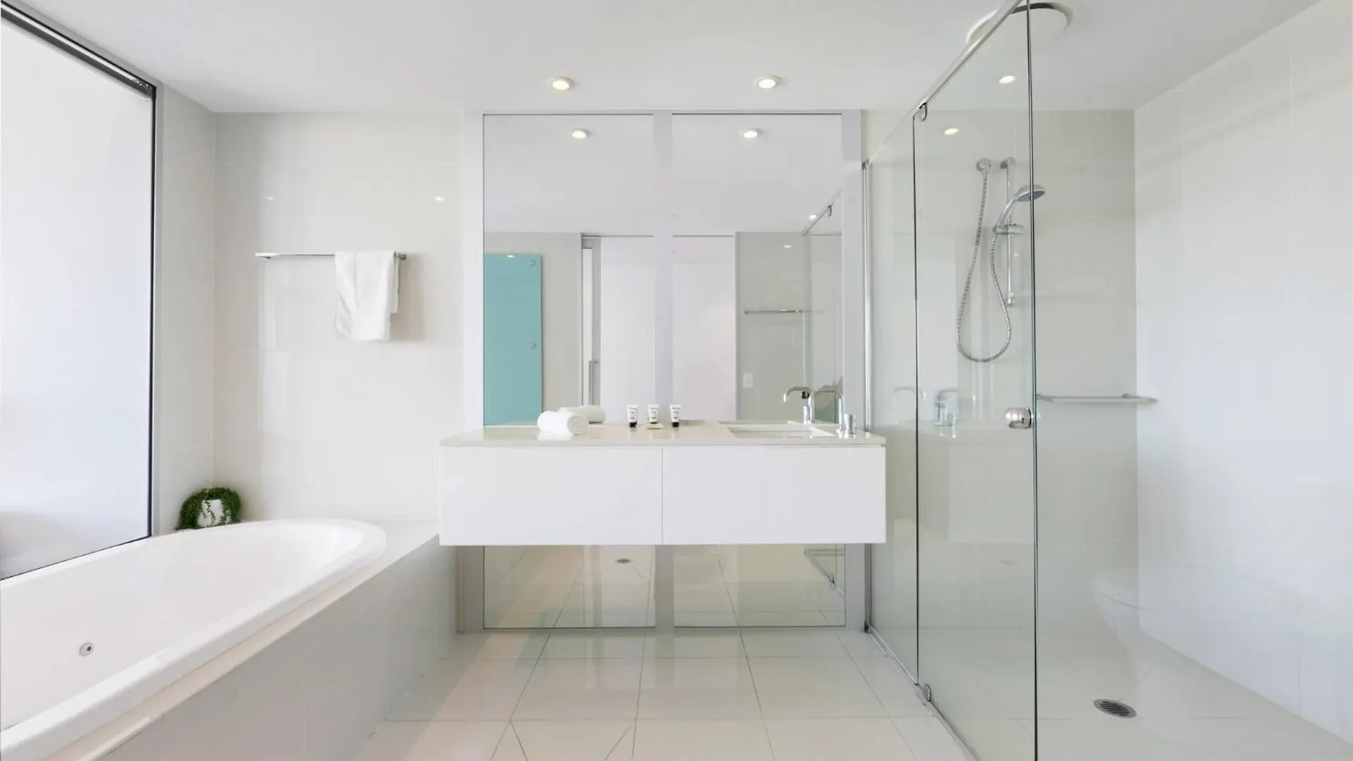 Luxury 3-bed With Pool, Gym & Breathtaking Views *