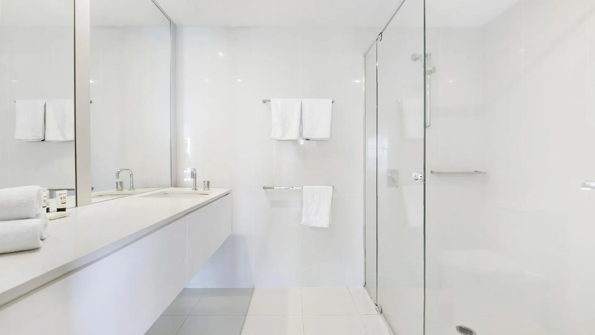 Apartment Luxury 3-bed With Pool, Gym & Breathtaking Views *