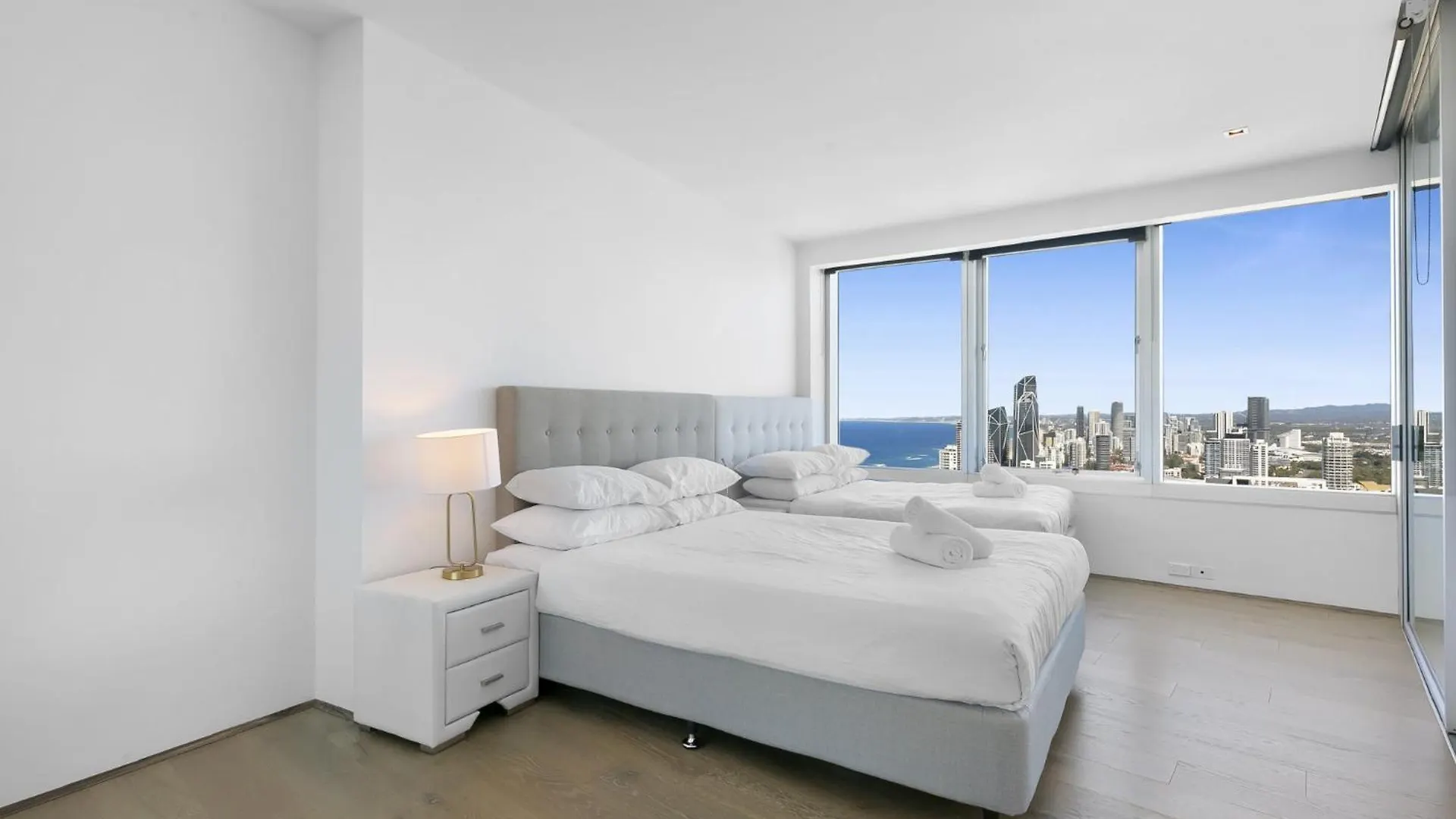 Luxury 3-bed With Pool, Gym & Breathtaking Views Apartment *