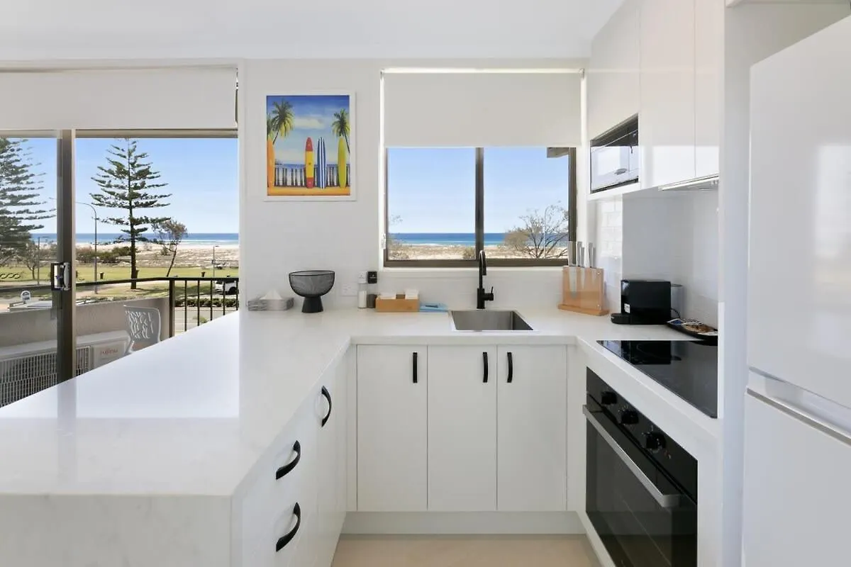 Beachfront With Balcony & Stunning Views Gold Coast