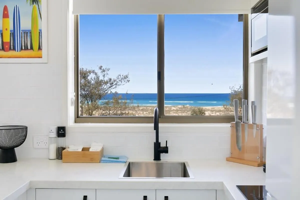 Beachfront With Balcony & Stunning Views *