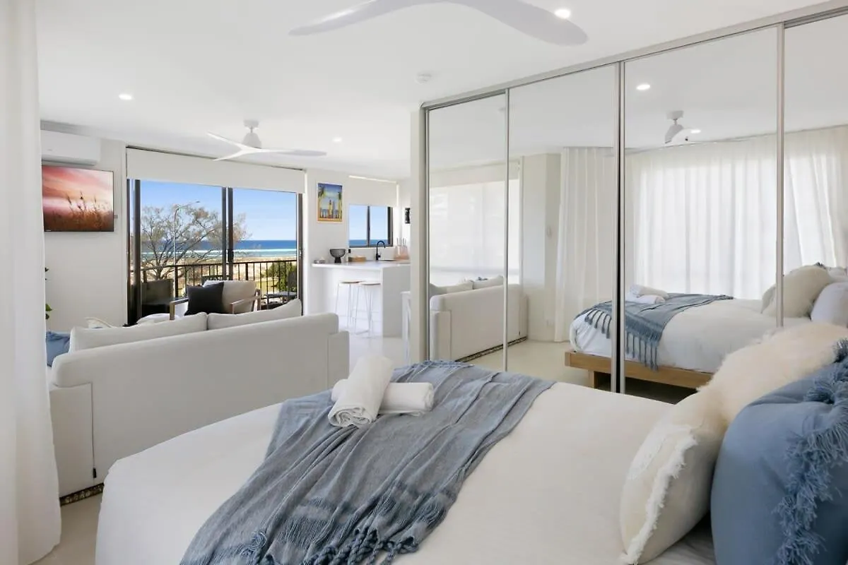 Apartment Beachfront With Balcony & Stunning Views Gold Coast