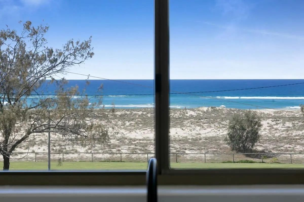 Beachfront With Balcony & Stunning Views Apartment Gold Coast