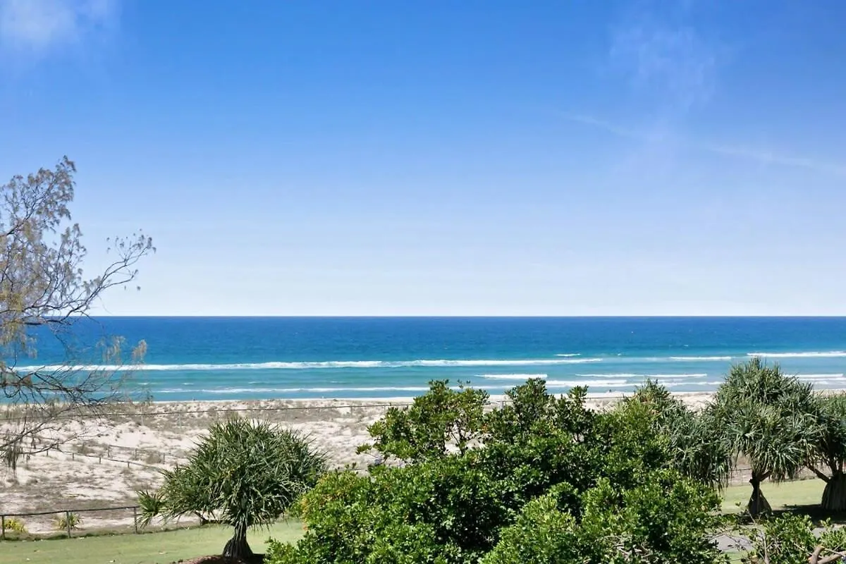 Beachfront With Balcony & Stunning Views * Gold Coast