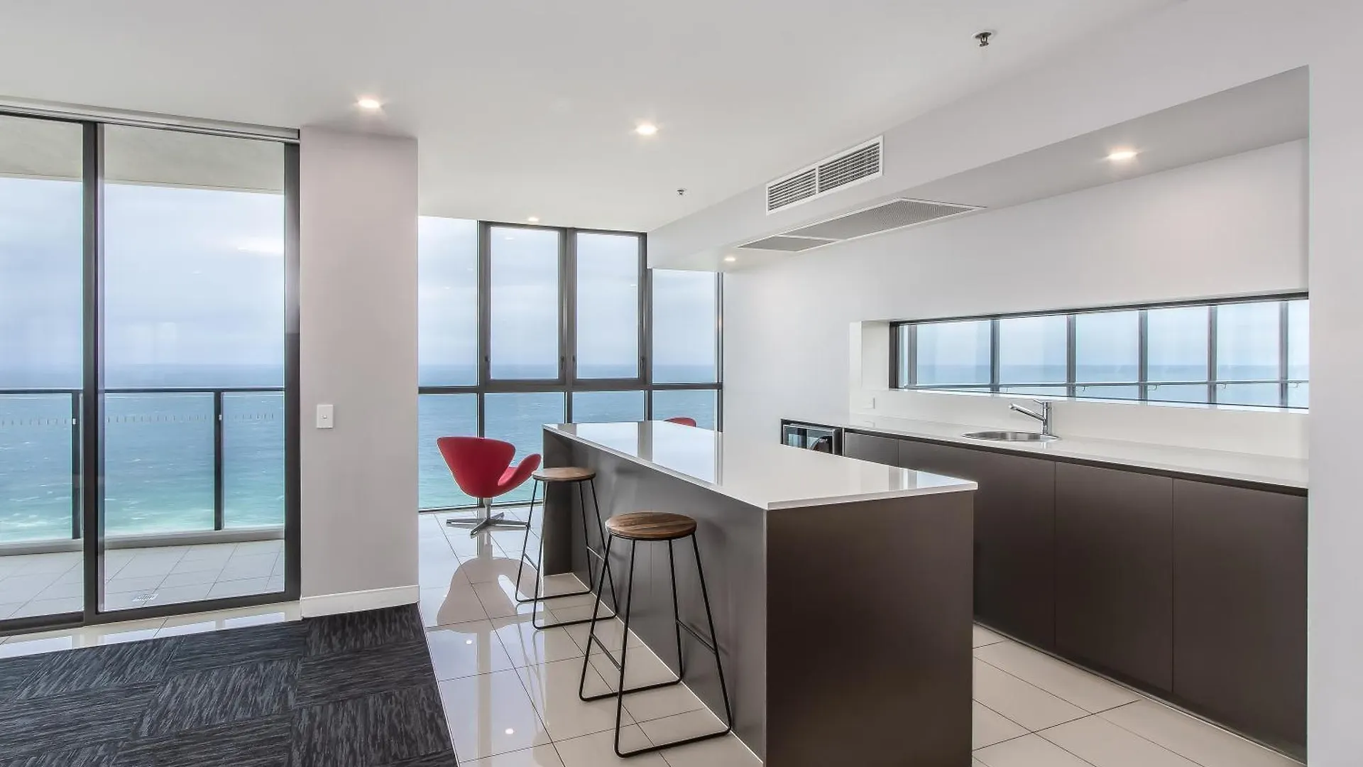 Premium Oceanfront Unit At Rhapsody Surfers Paradise *