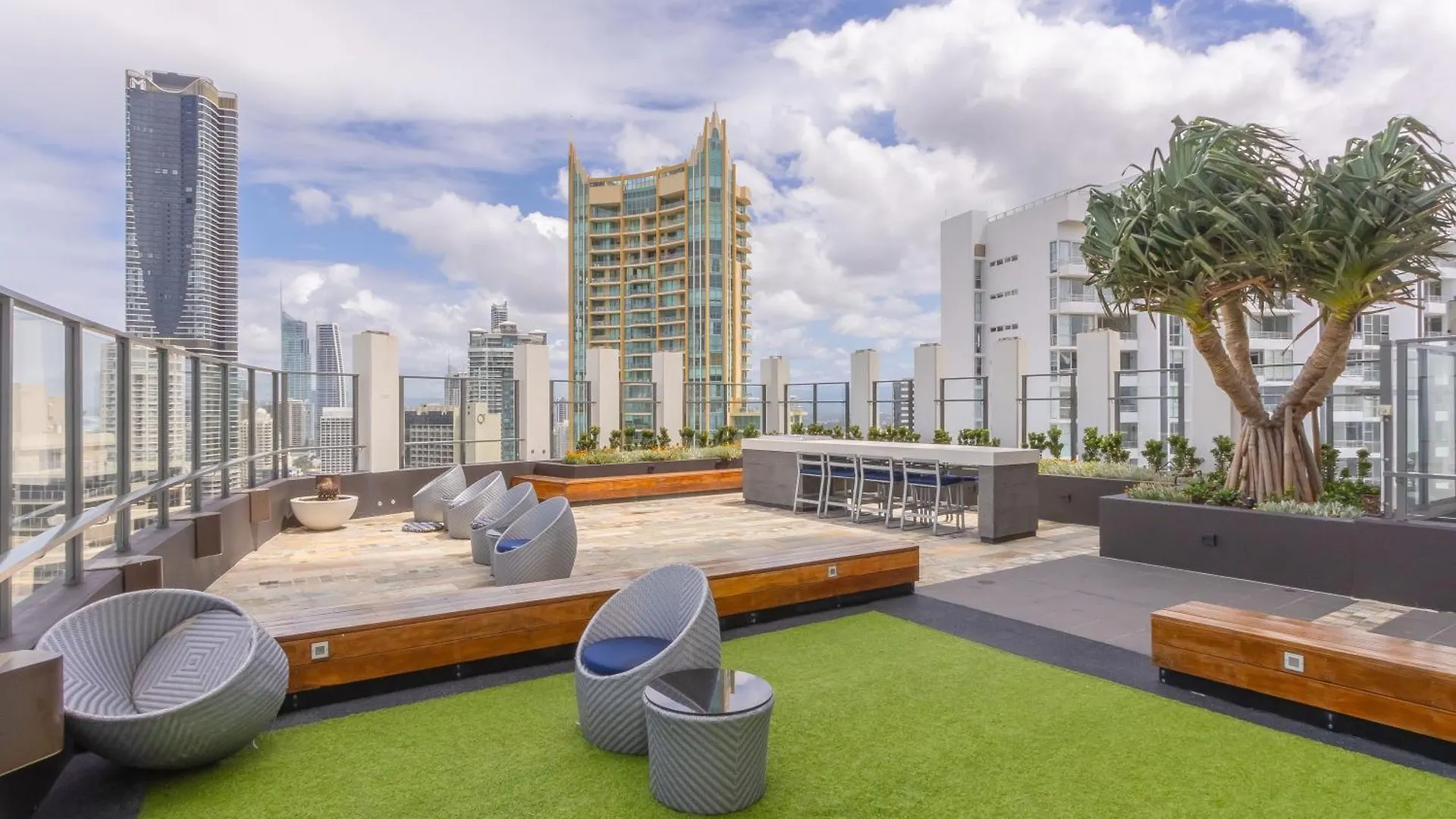 Premium Oceanfront Unit At Rhapsody Surfers Paradise *