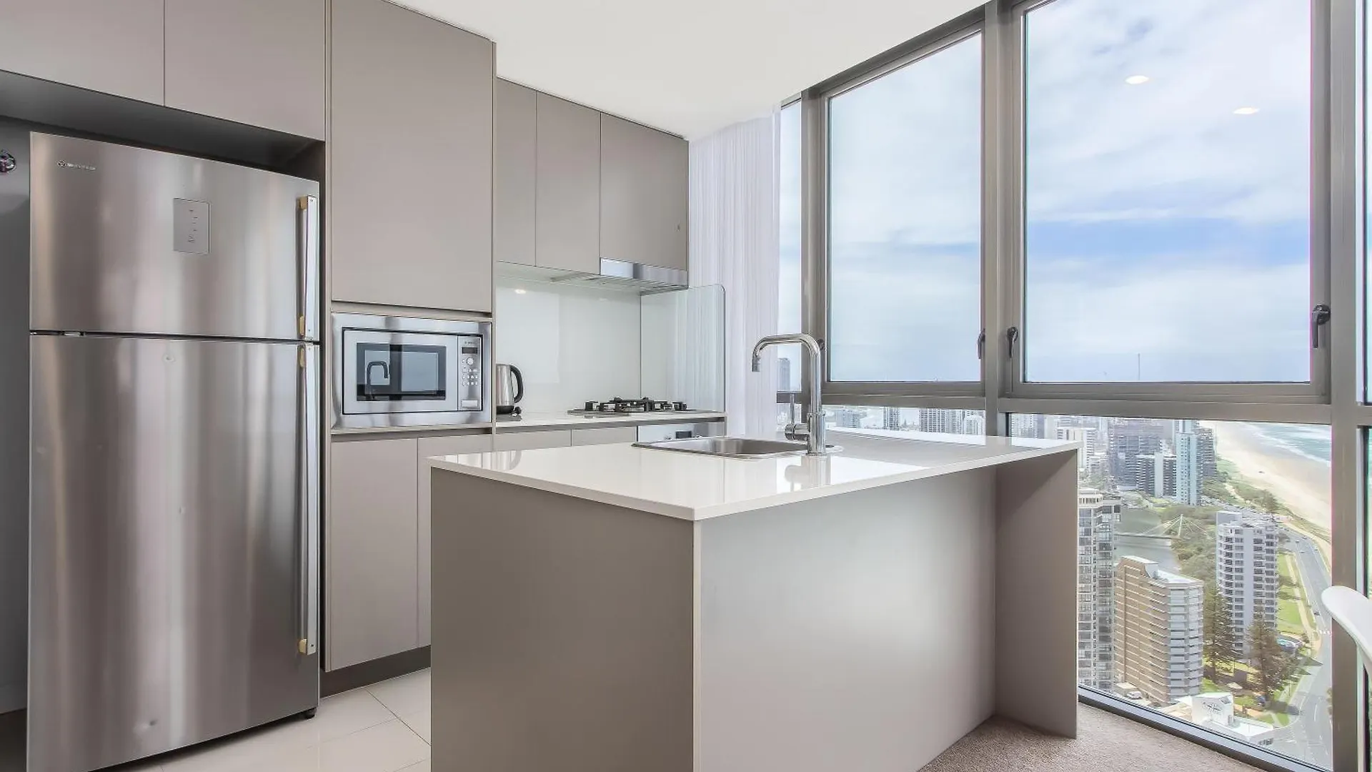 Apartment Premium Oceanfront Unit At Rhapsody Surfers Paradise *