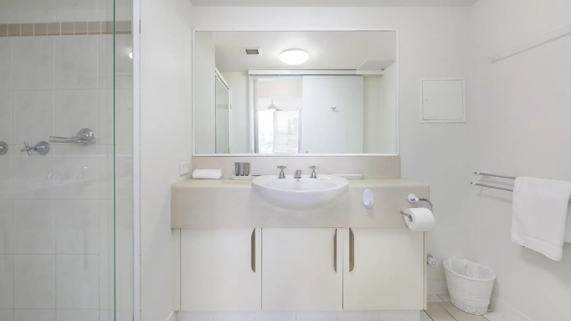 Beachside 2-bed With Parking, Pool, & Bbq