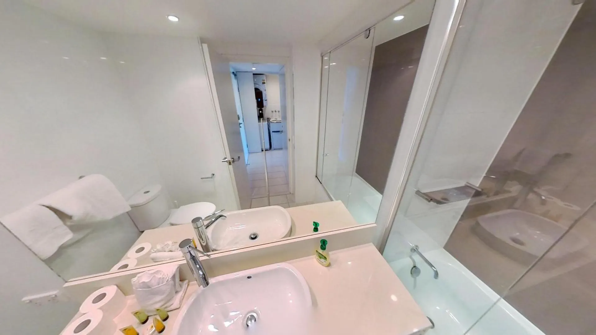 شقة Hilton 2 Bed 2 Bath With Car Park 12704 *