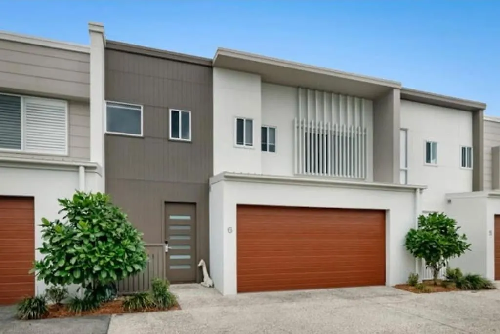 Townhouse In Hope Island Gold Coast