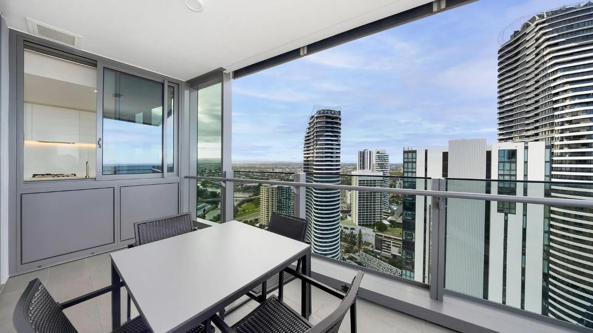 Ultiqa Signature At Broadbeach Apartment