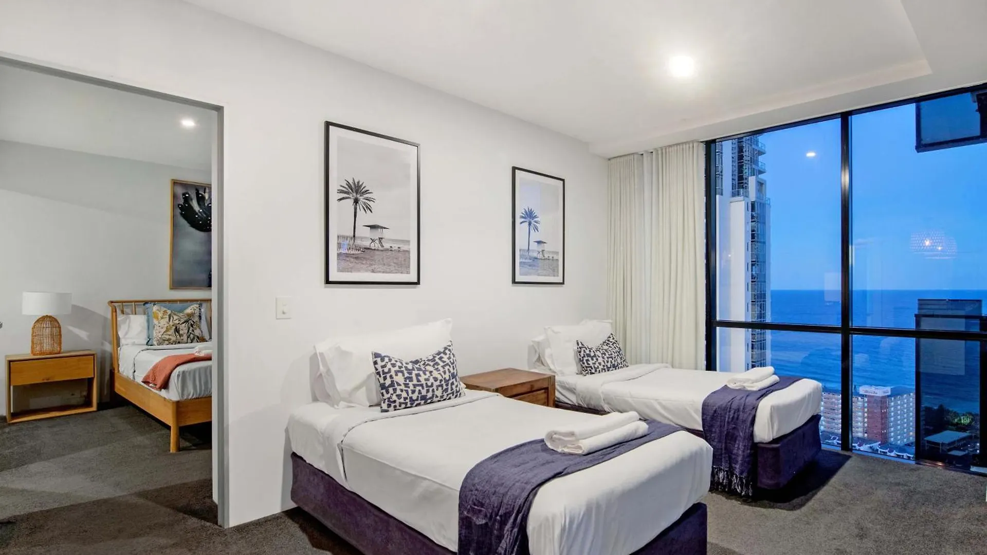Apartament Ocean View With Balcony - Circle On Cavill - Location! - Self Contained & Privately Managed *