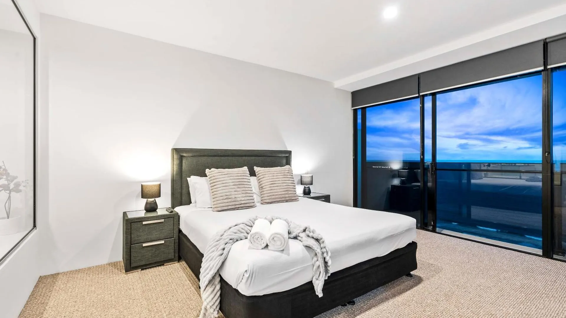 Ocean View With Balcony - Circle On Cavill - Location! - Self Contained & Privately Managed * Gold Coast