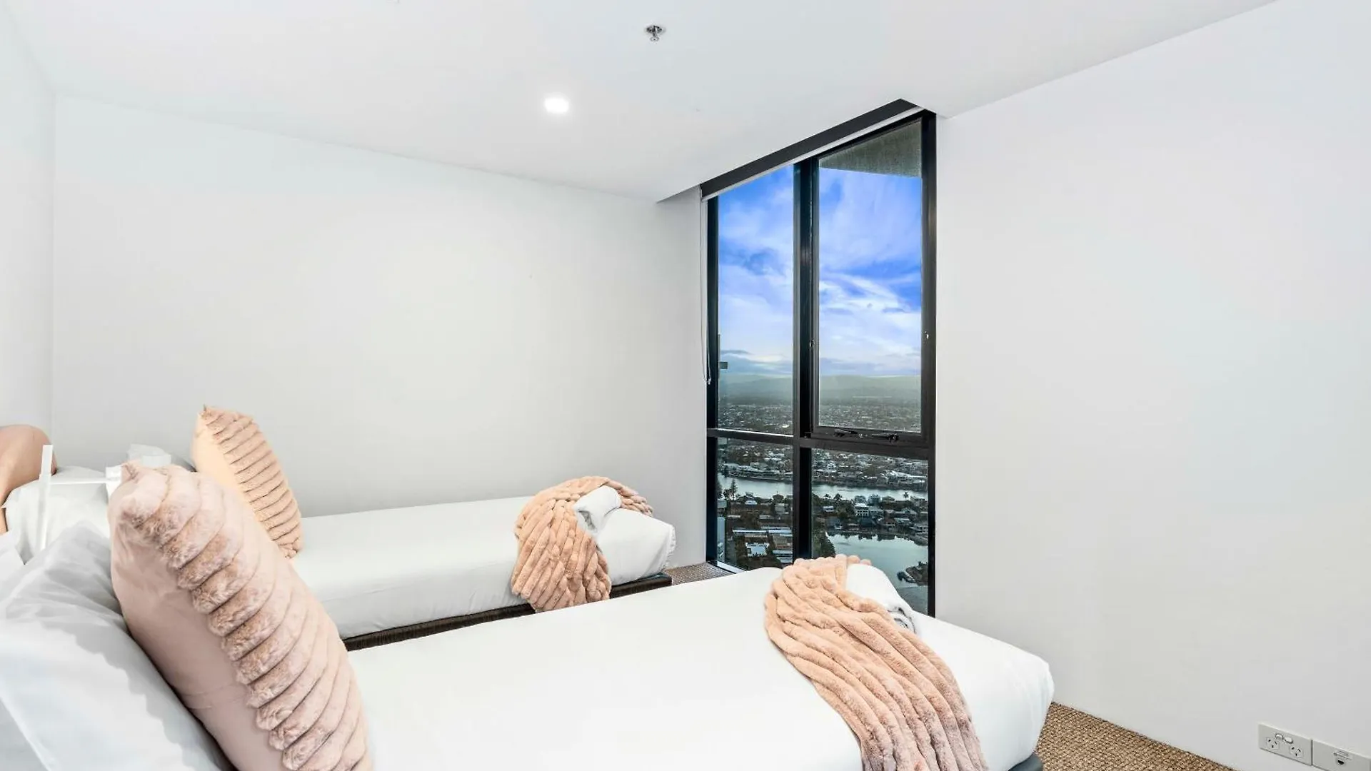 Ocean View With Balcony - Circle On Cavill - Location! - Self Contained & Privately Managed Apartament