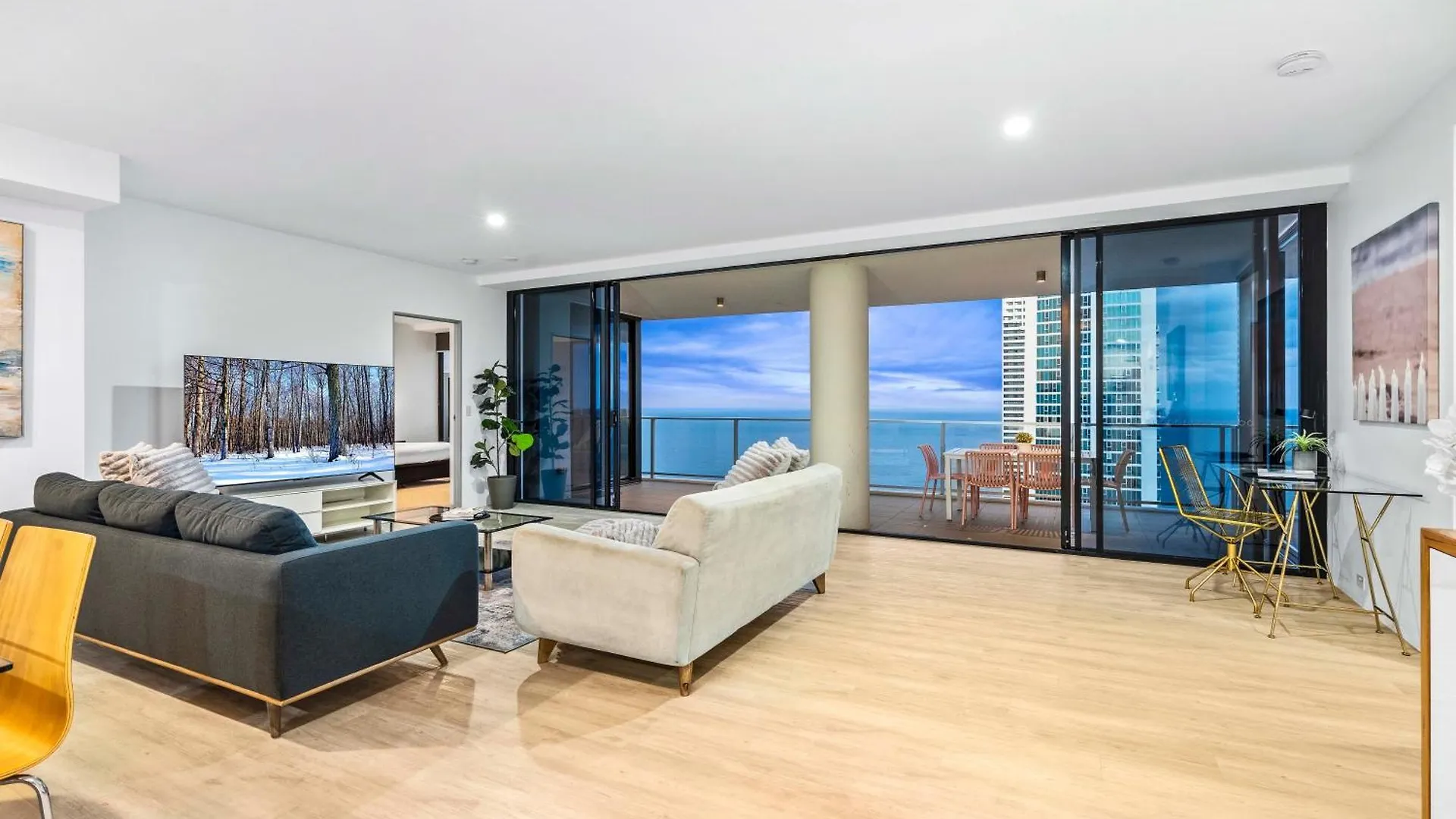 Ocean View With Balcony - Circle On Cavill - Location! - Self Contained & Privately Managed Apartament