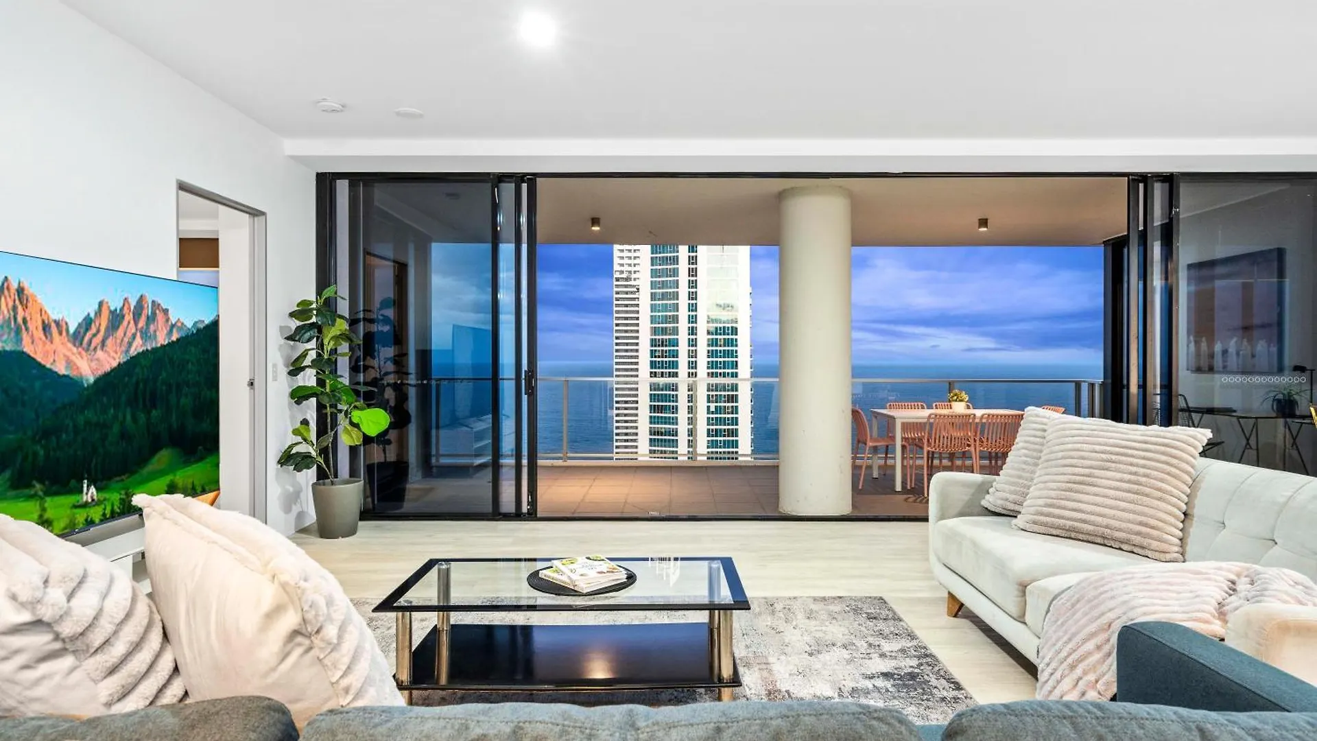 Ocean View With Balcony - Circle On Cavill - Location! - Self Contained & Privately Managed Apartament *