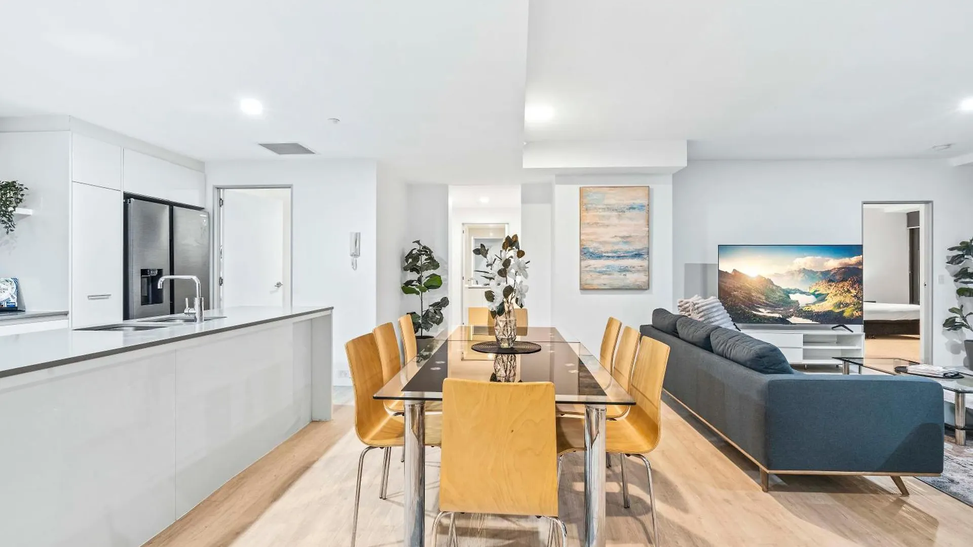 Ocean View With Balcony - Circle On Cavill - Location! - Self Contained & Privately Managed Apartament