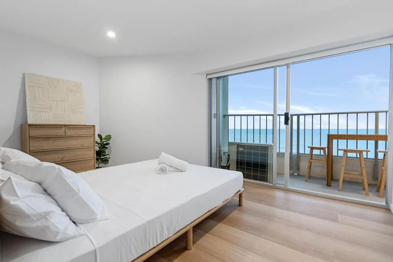 The Coastal - Fully Renovated Front 3br Lejlighed