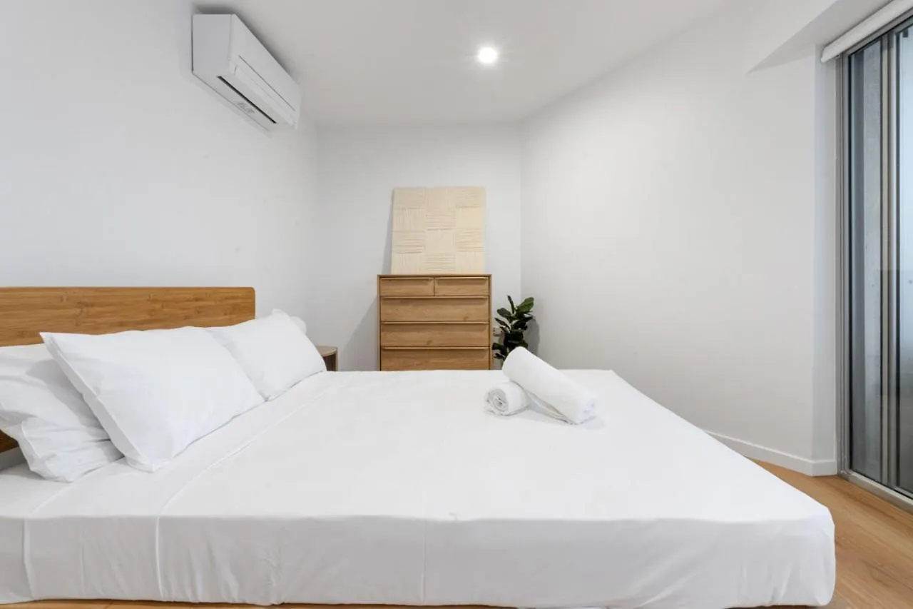 The Coastal - Fully Renovated Front 3br *