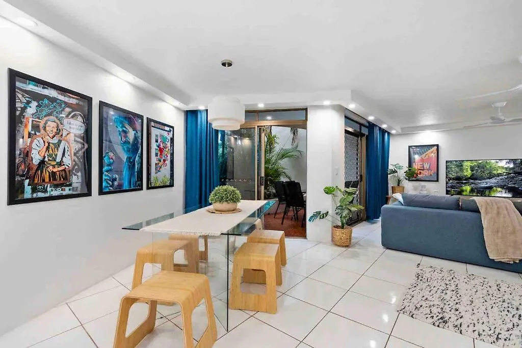 Surfers Paradise Beachside Retreat غولد كوست