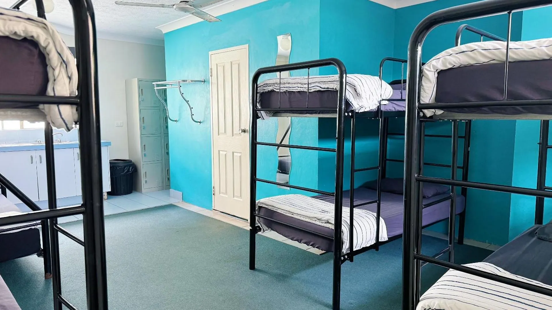 Hostel Maxmee Backpackers Gold Coast