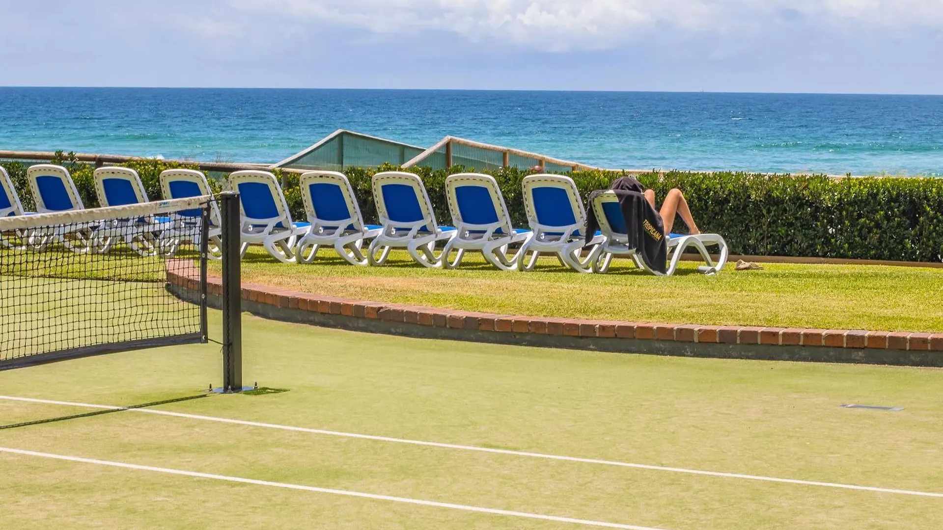 Aparthotel Breakers North Absolute Beachfront - Official 4*