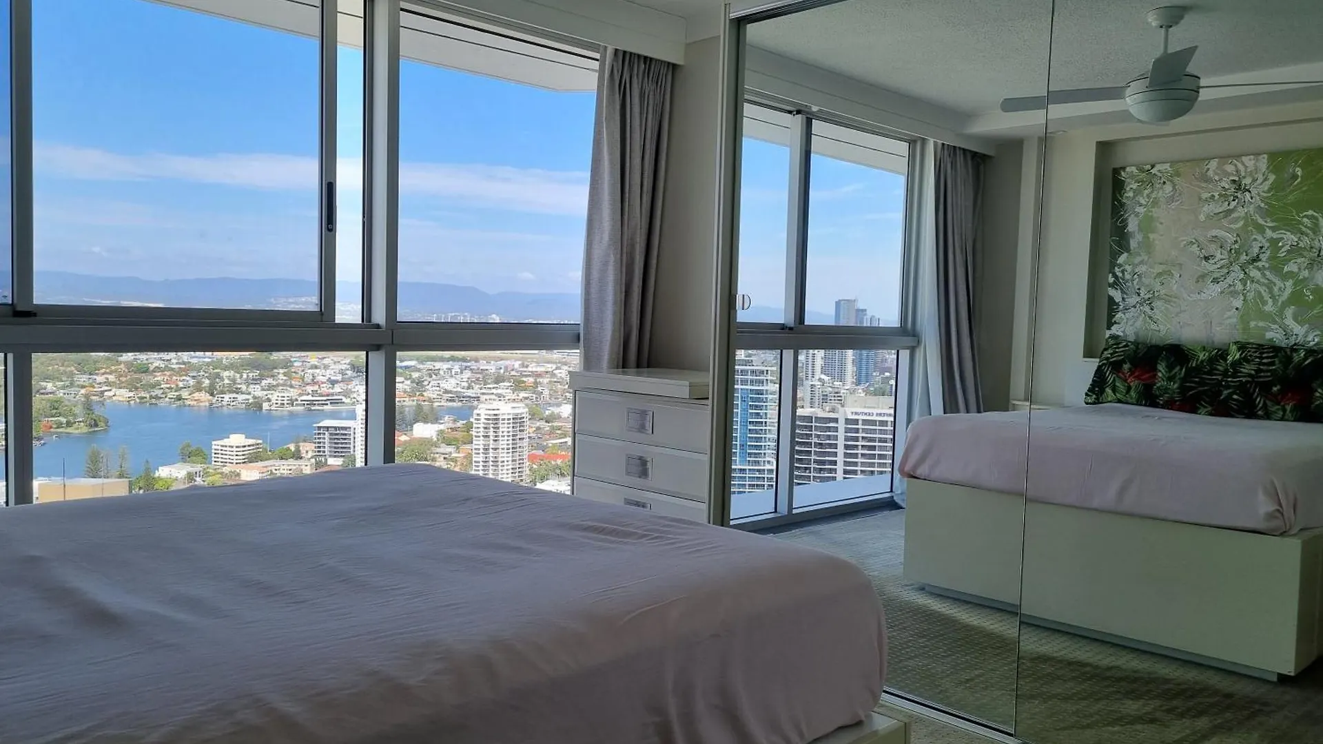 Peninsula Surfers Paradise - Hosted By Coastal Letting *