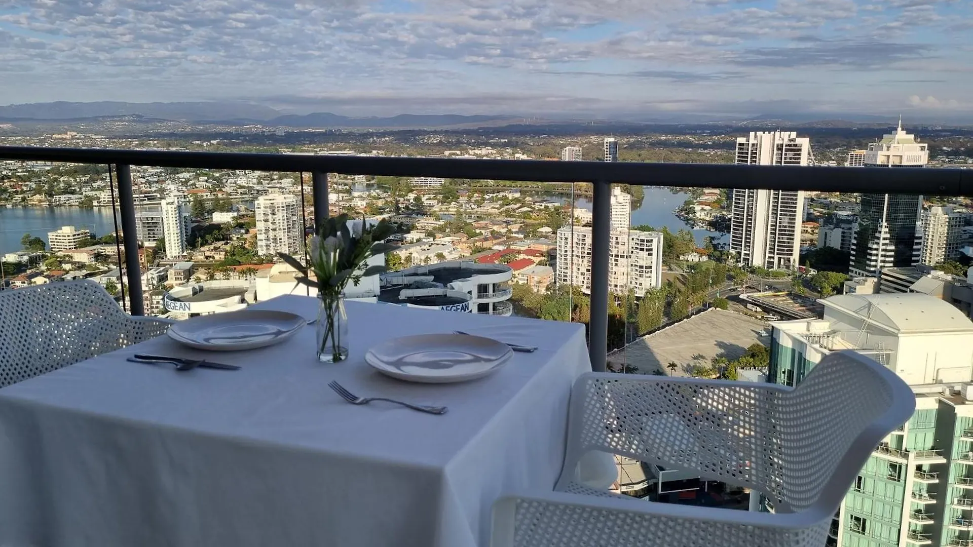 Peninsula Surfers Paradise - Hosted By Coastal Letting