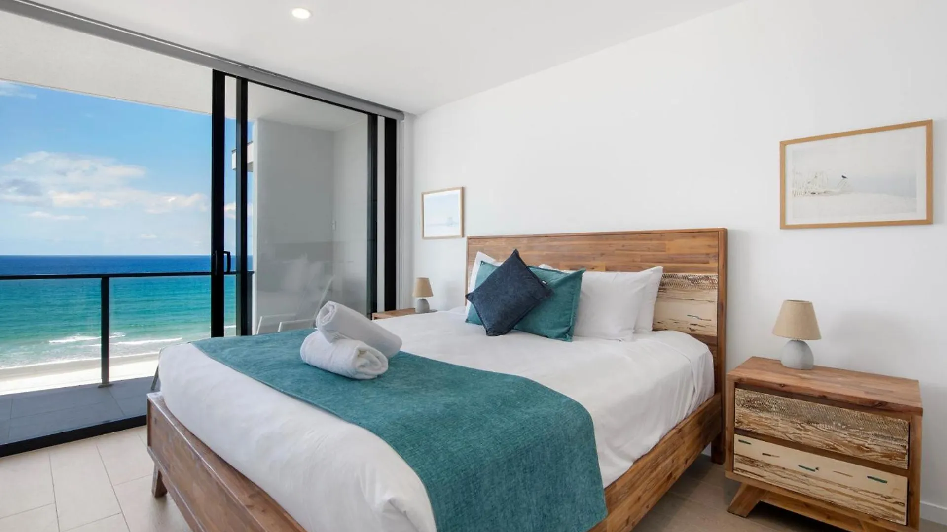 Ocean Views With Rooftop Pool - Coasthm Apartment Gold Coast