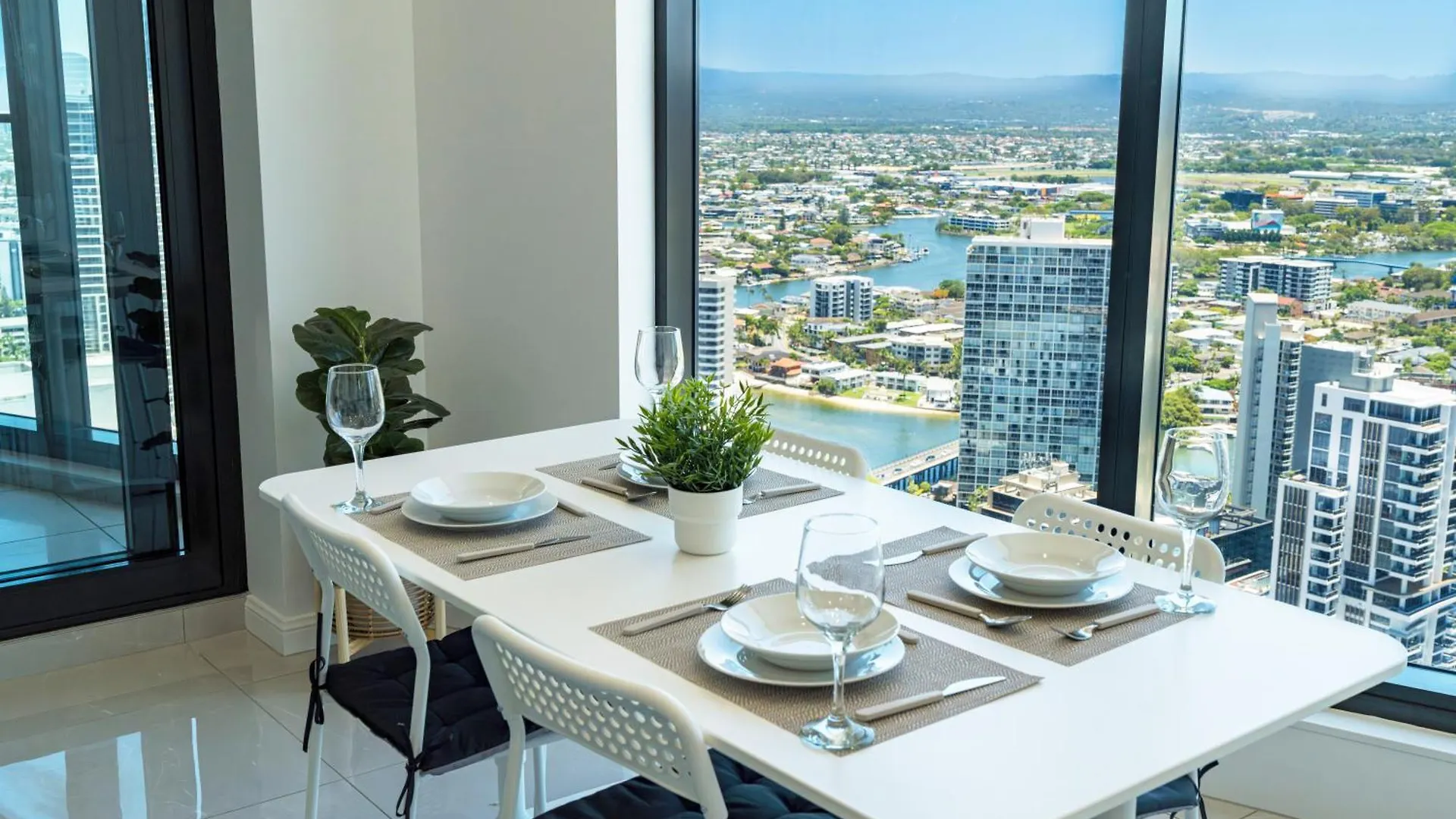 In The Heart Of Surfers Paradise Oceanview Cozy 1b 34f Gold Coast