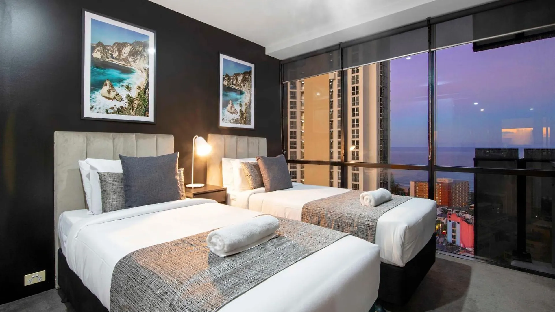 Ocean View With Balcony - Circle On Cavill - Location! - Self Contained & Privately Managed