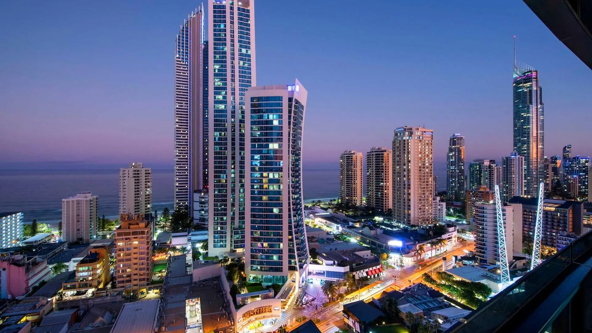 Ocean View With Balcony - Circle On Cavill - Location! - Self Contained & Privately Managed Apartament *